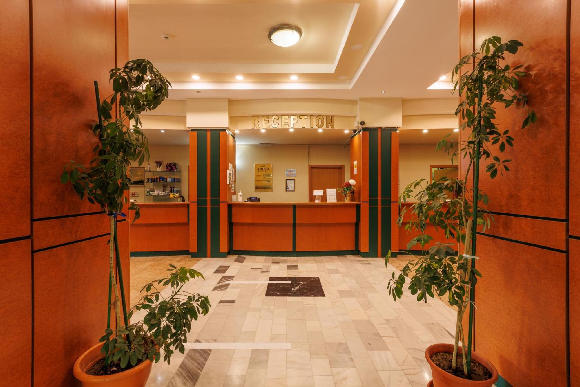 Hotel Amiral Mamaia Buitenkant foto