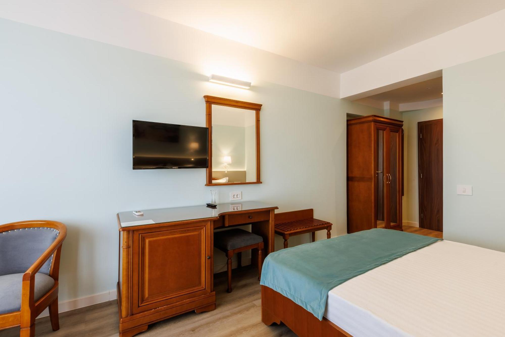 Hotel Amiral Mamaia Buitenkant foto